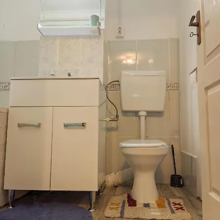 Moss's Economy Apartment
